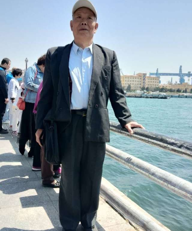 李峰元，男,年龄：78岁，收入：8-12万，婚况：丧偶，职业：工程师