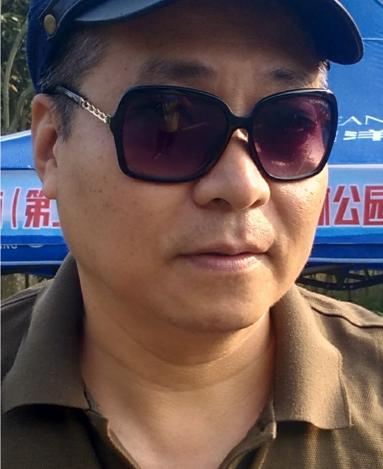 xiaohua，男,年龄：51岁，收入：5-8万，婚况：离异，职业：中层管理