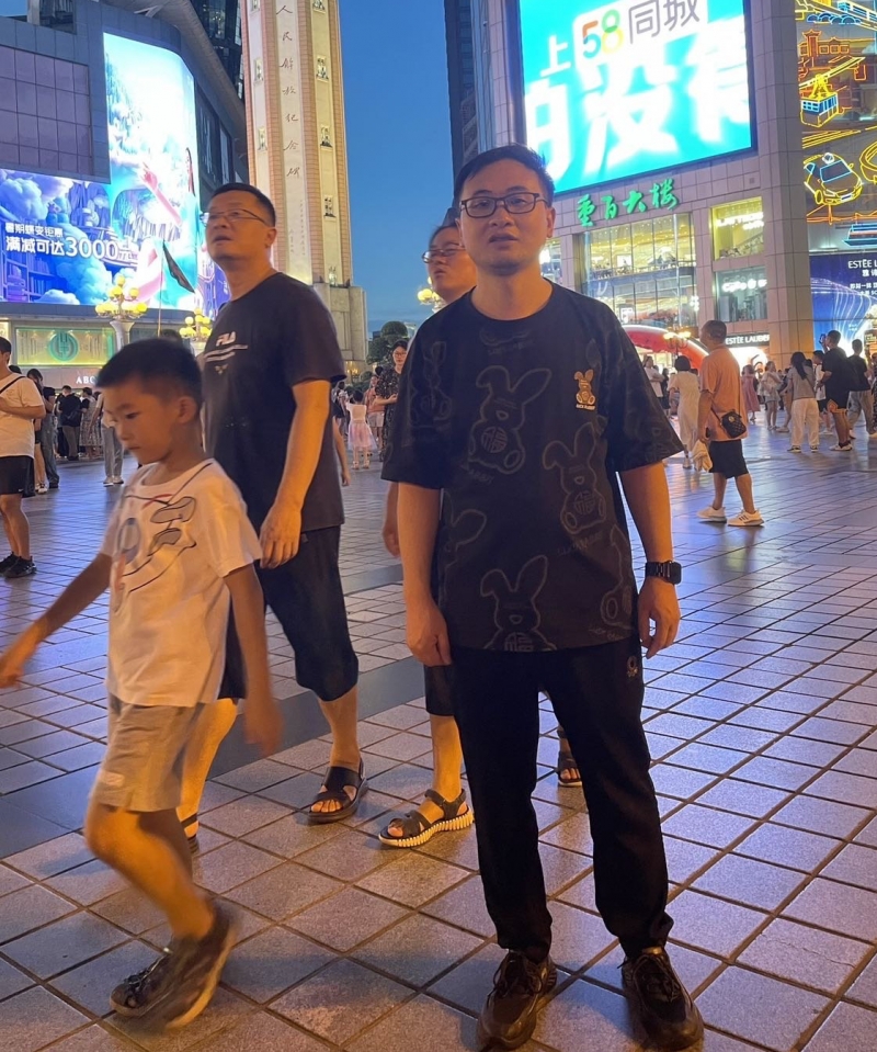 邓先生t898，男,年龄：44岁，收入：8-12万，婚况：未婚，职业：医生