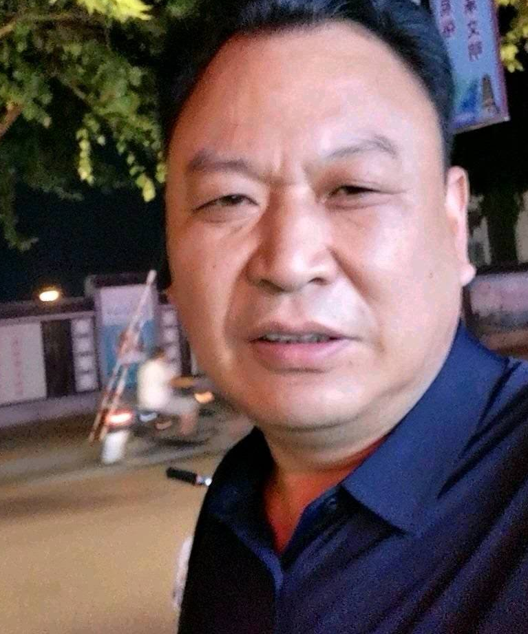 孤勇者Z562，男,年龄：63岁，收入：75-100万，婚况：丧偶，职业：董事长