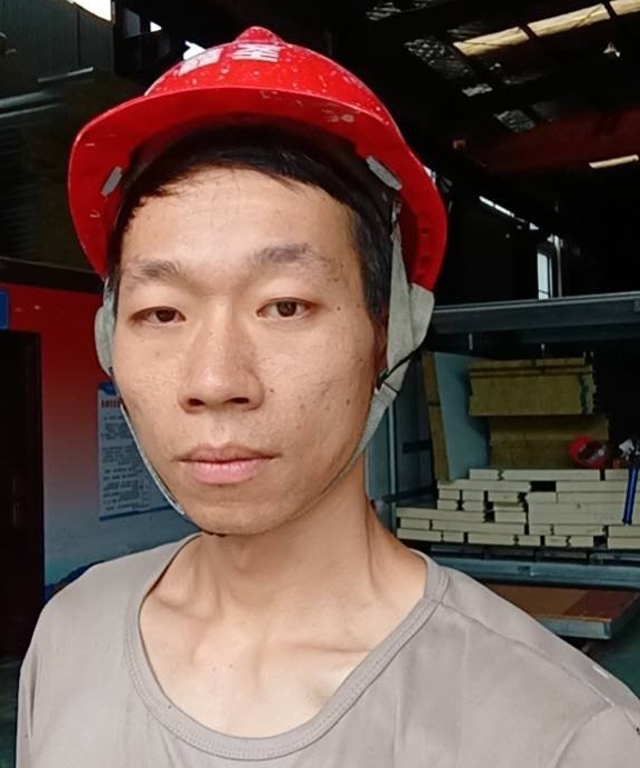 阿万，男,年龄：33岁，收入：12-18万，婚况：未婚，职业：普通员工