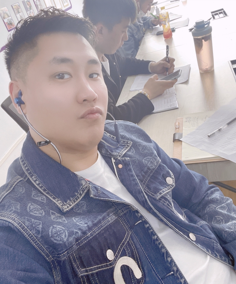 小呜呜呜，男,年龄：36岁，收入：18-25万，婚况：未婚，职业：自由职业