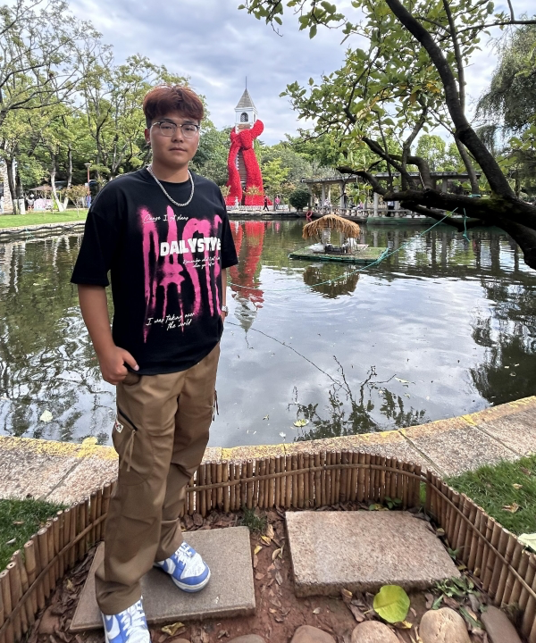 月抛，男,年龄：19岁，婚况：未婚，