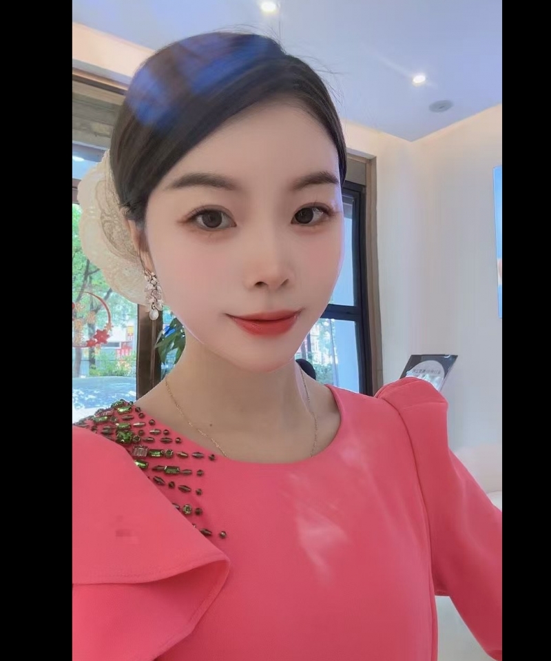Adela，女,年龄：36岁，收入：8-12万，婚况：未婚，职业：个体老板