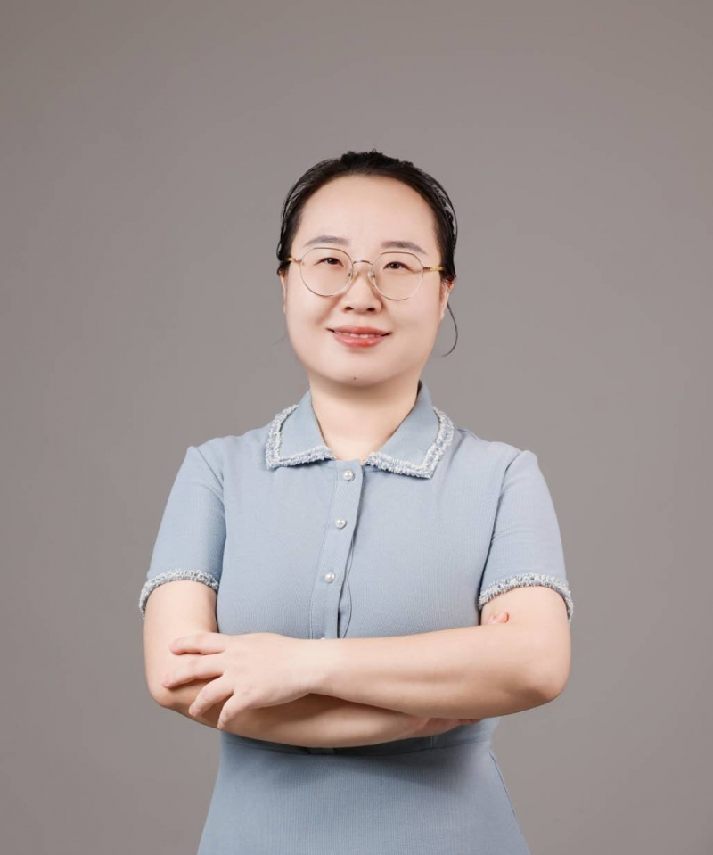 雪帆，女,年龄：35岁，婚况：未婚，